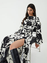 Langes Kleid mit Blumenmuster und Schlitz